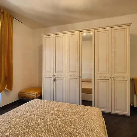 Tania House, Metro Italia 61
